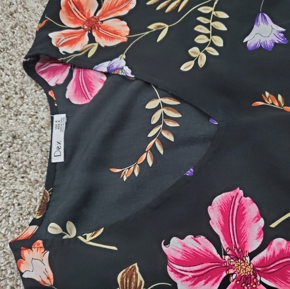 3/$25 Dex Floral Vneck blouse with tie sleeves in size small - Picture 2 of 4